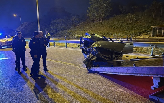 TIR'a arkadan çarpan otomobil hurdaya döndü