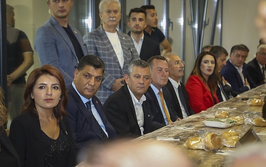 Özgür Özel Nikah Şahidliği Yaptı