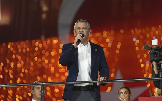 Özgür Özel Beyoğlu'nda Miting Düzenledi