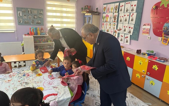 Dodurga Belediye Başkanı Çetinkaya öğrencilere forma hediye etti
