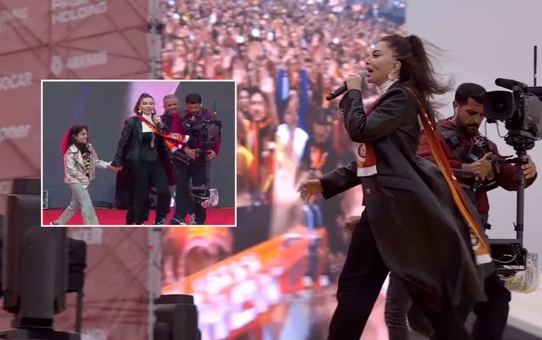 Ebru Yaşar, Galatasaray'ın şampiyonluk kutlamasında kızı ve oğluyla sahneye çıktı