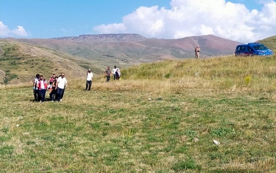 Biçerdöver Altında Kalan Çiftçi Hastaneye Sevk Edildi