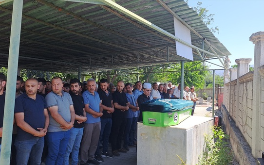 Vinçten Düşen Demir İşçiyi Canından Etti