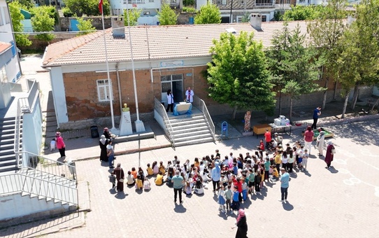 Kayseri Bilim Merkezi, öğrencilere deneyler ve robotik eğitimler sunumu yaptı