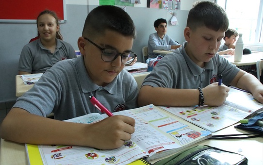 10 Yaşındaki Eren, İngilizce Yarışmasında Birinci Oldu