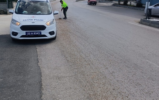 Traktörden Düşen Yemler Trafiği Aksattı
