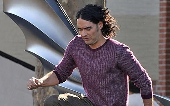 Russell Brand, beş cinsel suçlamayla ilgili olarak hakim karşısına çıktı