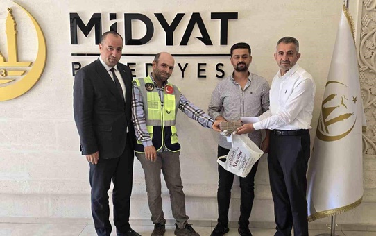 Midyat'ta Temizlik Personeli Dürüstlüğüyle Takdir Topladı