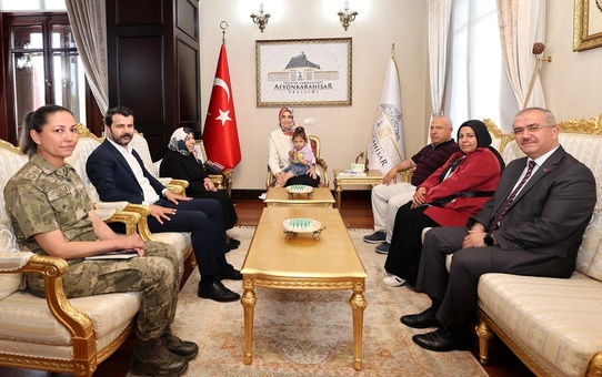 Vali Yiğitbaşı, Şehit Önder Özen'in ailesini makamında ağırladı