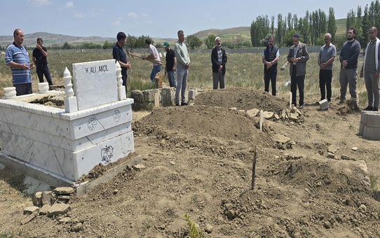 6 yıldır süren seçim husumetinde yine kan aktı: Baba ve oğul toprağa verildi