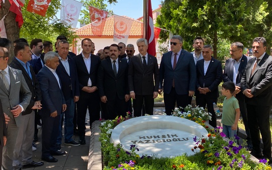 BBP'li Tevfik Eren, Muhsin Yazıcıoğlu'nun Kabrini Ziyaret Etti