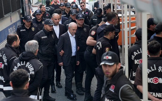 CHP'li 5 belediye başkanı görevden alındı