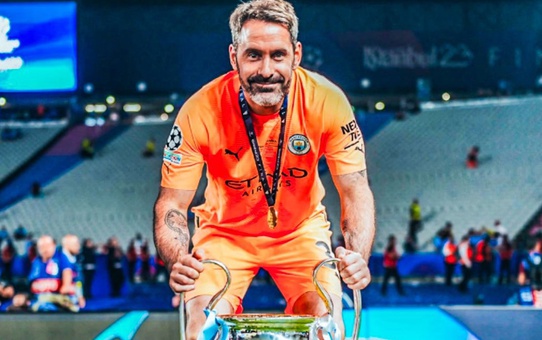 Bursaspor'un eski kalecisi Scott Carson, Manchester City'den 107 dakika oynayarak 12 kupayla ayrıldı