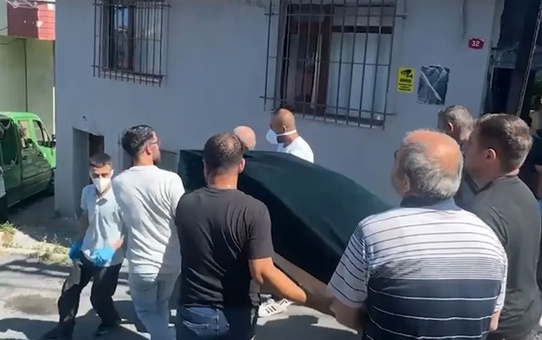 Gaziosmanpaşa'da gecekondunun bahçesinde halıya sarılı ceset bulundu