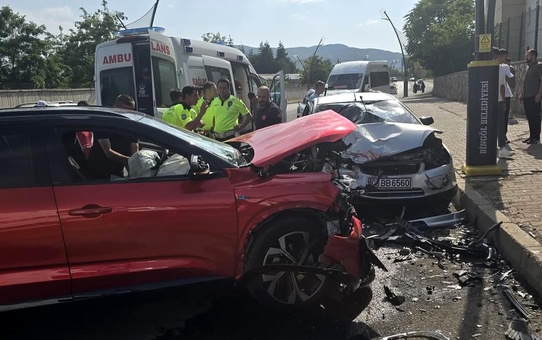 Bingöl'de Trafik Kazası: 3 Yaralı
