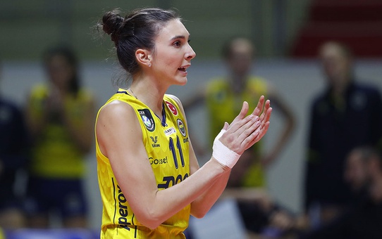 Fenerbahçe'nin efsanelerinden Naz Akyol, Galatasaray'a imza attı