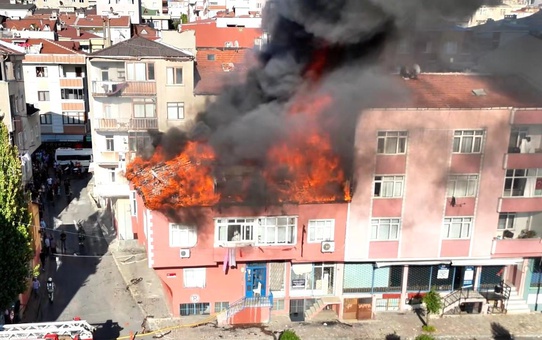 Bağcılar'da Çatı Yangını Paniğe Neden Oldu