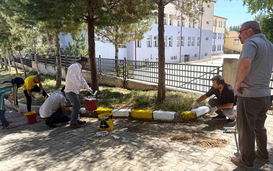 Öğretmenlerden Okul Bahçesine Boya