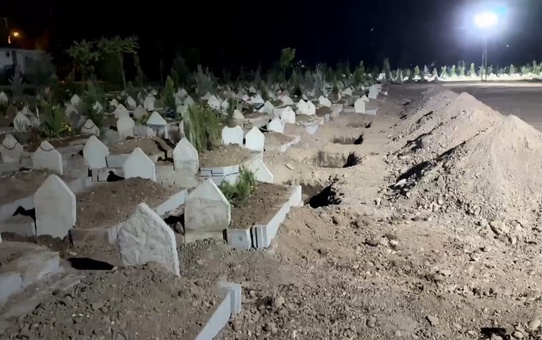 Mezarlığa gelen aile, babalarının kabrini yerinde bulamadı