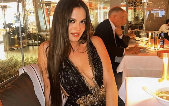 Aslı Bekiroğlu ve sevgilisi Çeşme'de dudak dudağa!