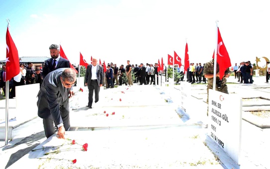 Ağrı'da yenilenen Merkez Şehitlik Anıtı törenle açıldı