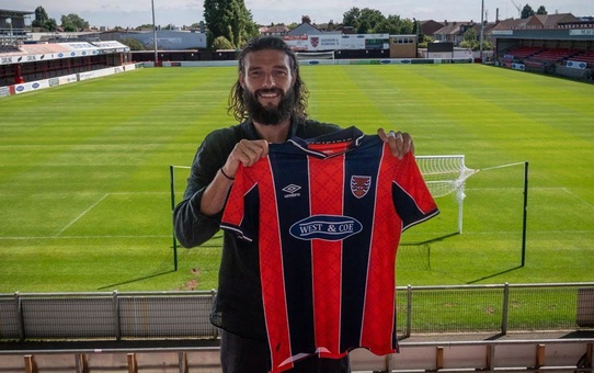 Bir zamanların efsane forveti Andy Carroll, 6. Lig takımına imza attı
