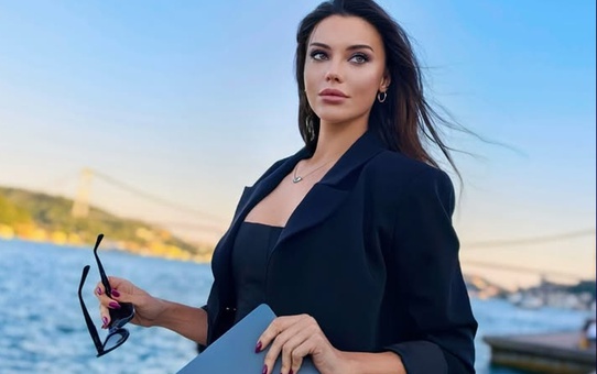 Tuvana Türkay'dan İtalya sokaklarında cesur kombin
