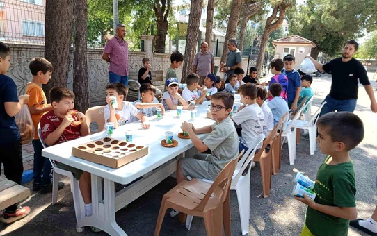Kur'an Kursu Öğrencilerine İkramlarla Destek