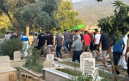 Havuza düşerek ölen minik Asil Kemal gözyaşlarıyla son yolculuğuna uğurlandı