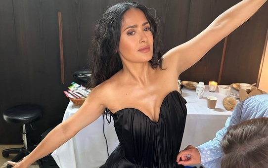 58 yaşında ama gören 30 zannediyor! Salma Hayek'ten bikinili dans performansı
