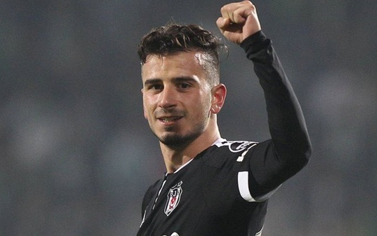 Eski Beşiktaşlı Oğuzhan Özyakup maç biter bitmez telefona sarılarak tepki gösterdi