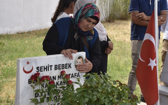 Yüksekova'da şehit olan anne ve bebekleri kabirleri başında anıldı