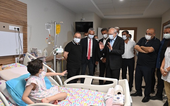 Kılıçdaroğlu'ndan Lösemili Aylin'e Ziyaret