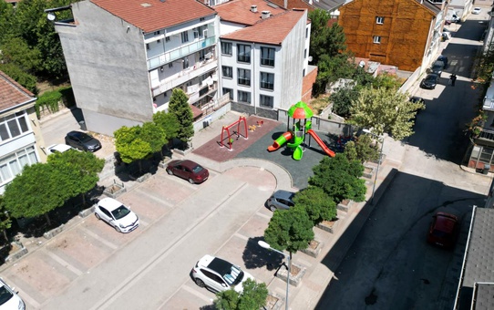 İnegöl Belediyesi Eskimiş Çocuk Oyun Alanını Yeniledi