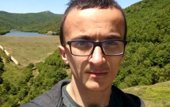 Genç adam çekyatın altına sıkışmış halde ölü bulundu