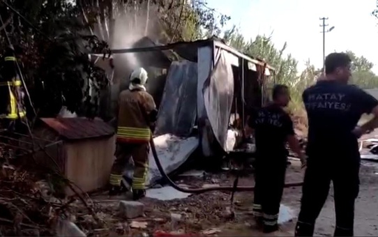 Hatay'da Konteyner Yangını: Kullanılamaz Hale Geldi