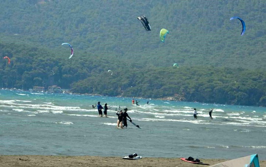 Nilay Deniz Akyaka'yı Tanıttı
