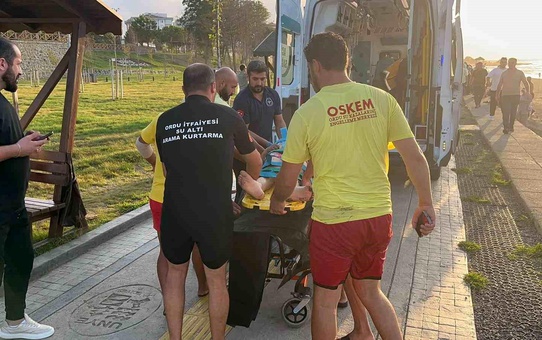 Denizde Boğulma Tehlikesi Geçiren 11 Yaşındaki Çocuğu Kurtaran Öğretmen de Tehlike Atlattı