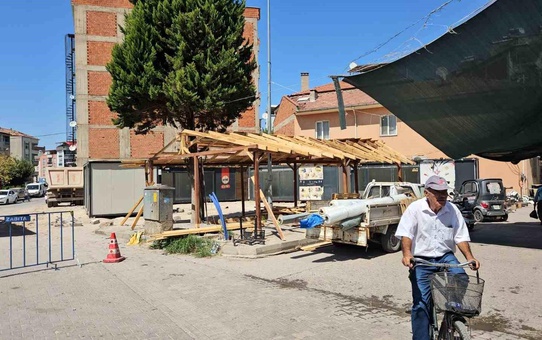 Sındırgı'da Depremzedelere Konteyner Dükkan Kuruluyor