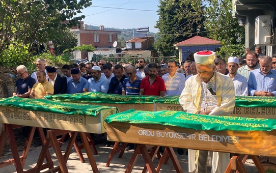 Patpat Kazasında Hayatını Kaybedenler Yan Yana Defnedildi