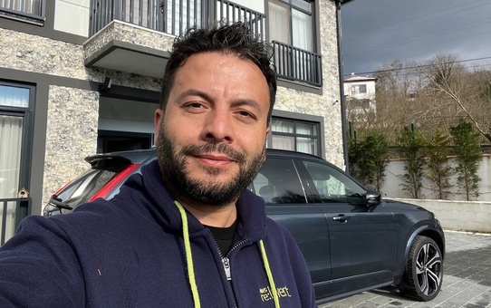 Shiftdelete'in Kurucusu Hakkı Alkan'dan skandal! Çalışanına saksı fırlatıp tehditler savurdu