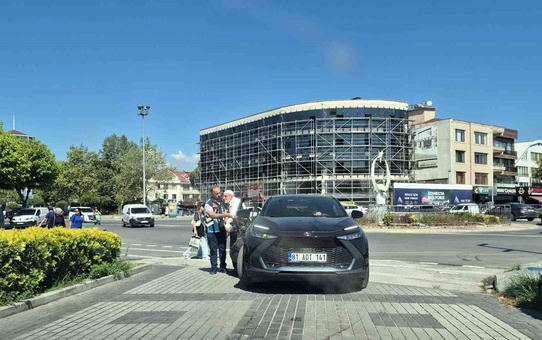 Düzce'de Trafik Polisi'nden Takdir Edilen Yardım