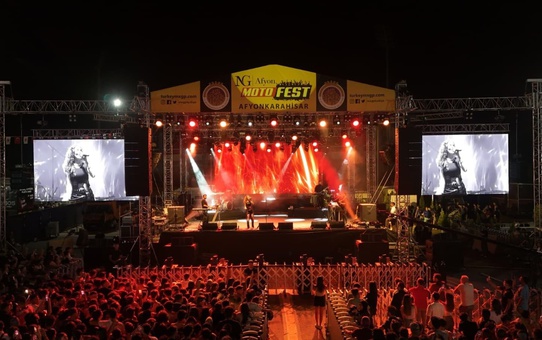 Motofest'te Yavuz Seçkin ve Ayna Grubu Sahne Aldı