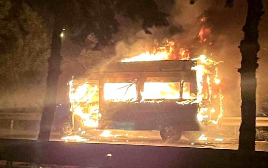 Samsun'da Seyir Halindeki Minibüste Yangın Çıktı