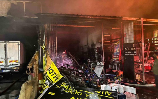 İzmir'de Oto Tamirhanesinde Yangın: 7 İş Yeri ve 3 Araç Kül Oldu