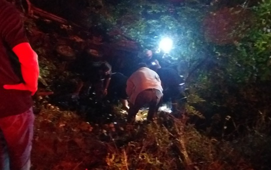 Gölcük'te Kamyon Takla Attı: Şoför Ağır Yaralı