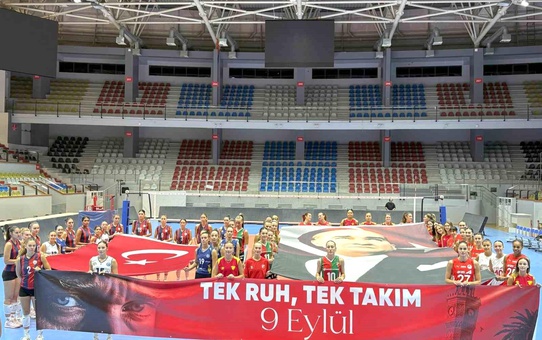 İzmir'in 103. Kurtuluş Yılı Voleybolla Kutlandı