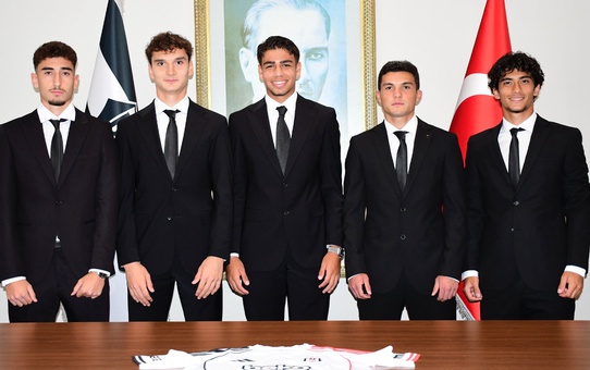 Beşiktaş'ta 5 imza birden