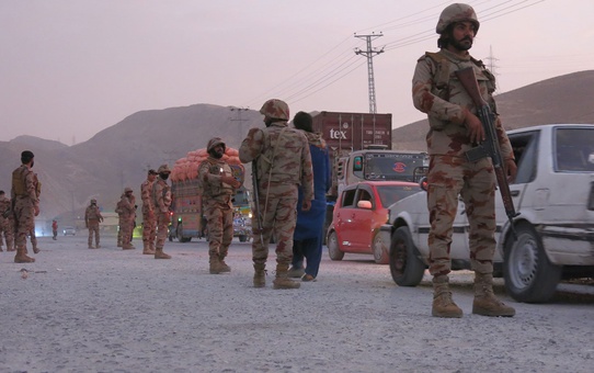 Pakistan'da askeri konvoya pusu: 12 asker ve 13 terörist öldü