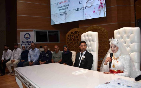 Depremzede çift 'kötü gün dostu' personelin nikah şahidi oldu